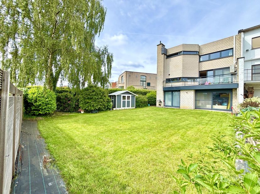 Gelegen in een rustige residentiële wijk vormt deze ruime en lichtrijke woning een echte gezinscocon, ideaal voor wie op zoek is naar comfort, functio